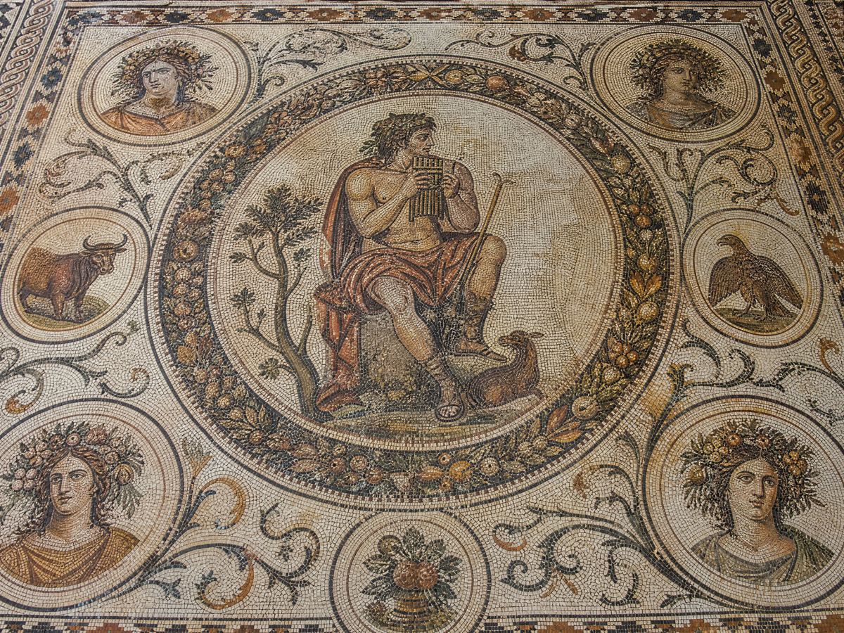 Médaillon en mosaïque romaine de Pan jouant de la flûte, Palais de Lebrija