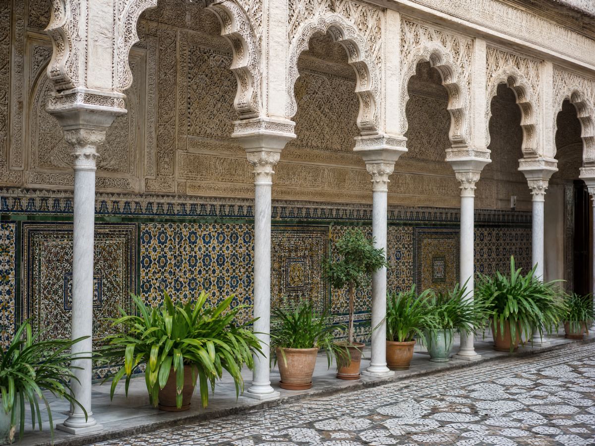 Arcades en marbre et murs carrelés du patio central, Palais de Lebrija, Séville