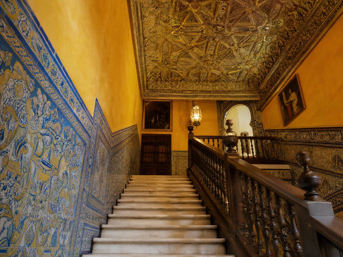 Escalier carrelé avec plafond mudéjar en bois doré, Palais de Lebrija