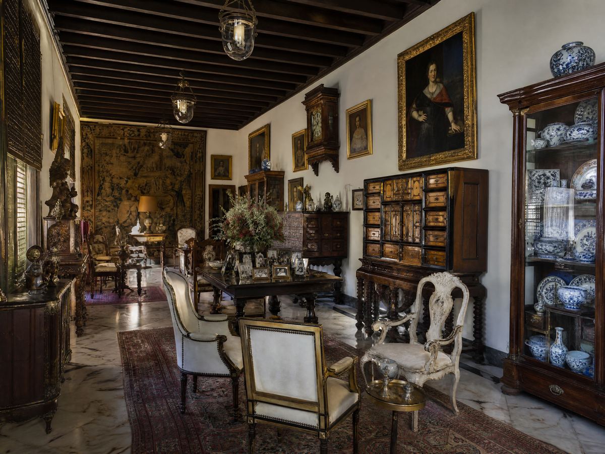 Salon à l'étage avec armoires et tableaux anciens, Palais de Lebrija