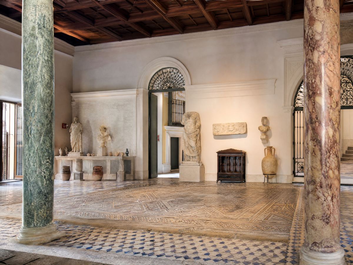 Salle des Colonnes avec colonnes en marbre romain et sol en mosaïque, Palais de Lebrija