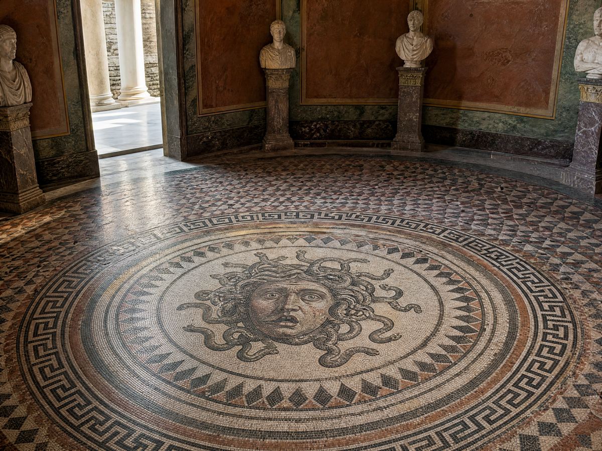 Mosaïque romaine avec une tête de Méduse, Palais de Lebrija
