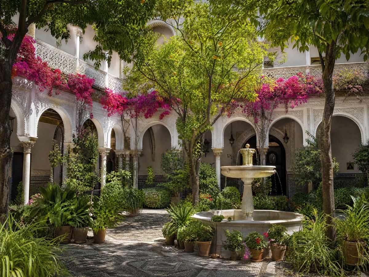 Patio du Palacio de las Dueñas avec bougainvilliers et fontaine, Séville